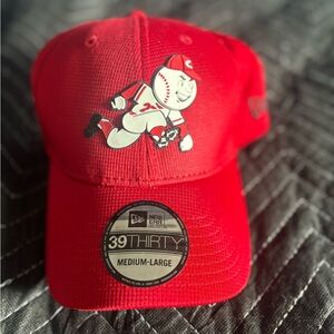 Cincinnati Reds Ball Cap Med/large
New with stickers.